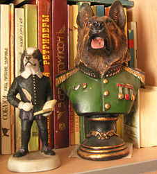 Фарфоровая статуэтка собаки